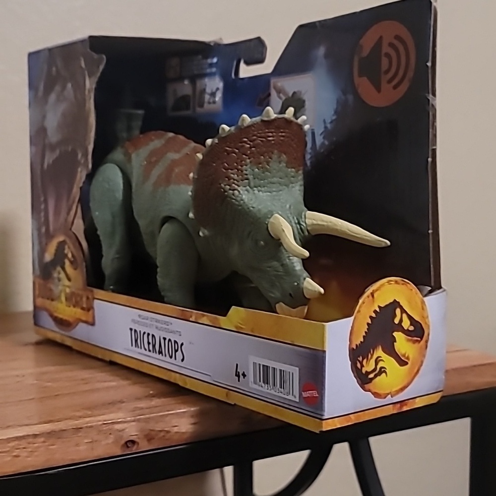 Jurassic World Dominion Triceratops toy - Picture 4 of 4